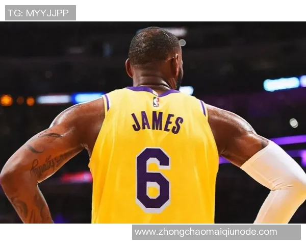 詹姆斯身穿布莱斯大学6号球衣到场观赛令老父亲倍感骄傲与自豪 詹姆斯身穿布莱斯大学6号球衣到场观赛令老父亲倍感骄傲与自豪